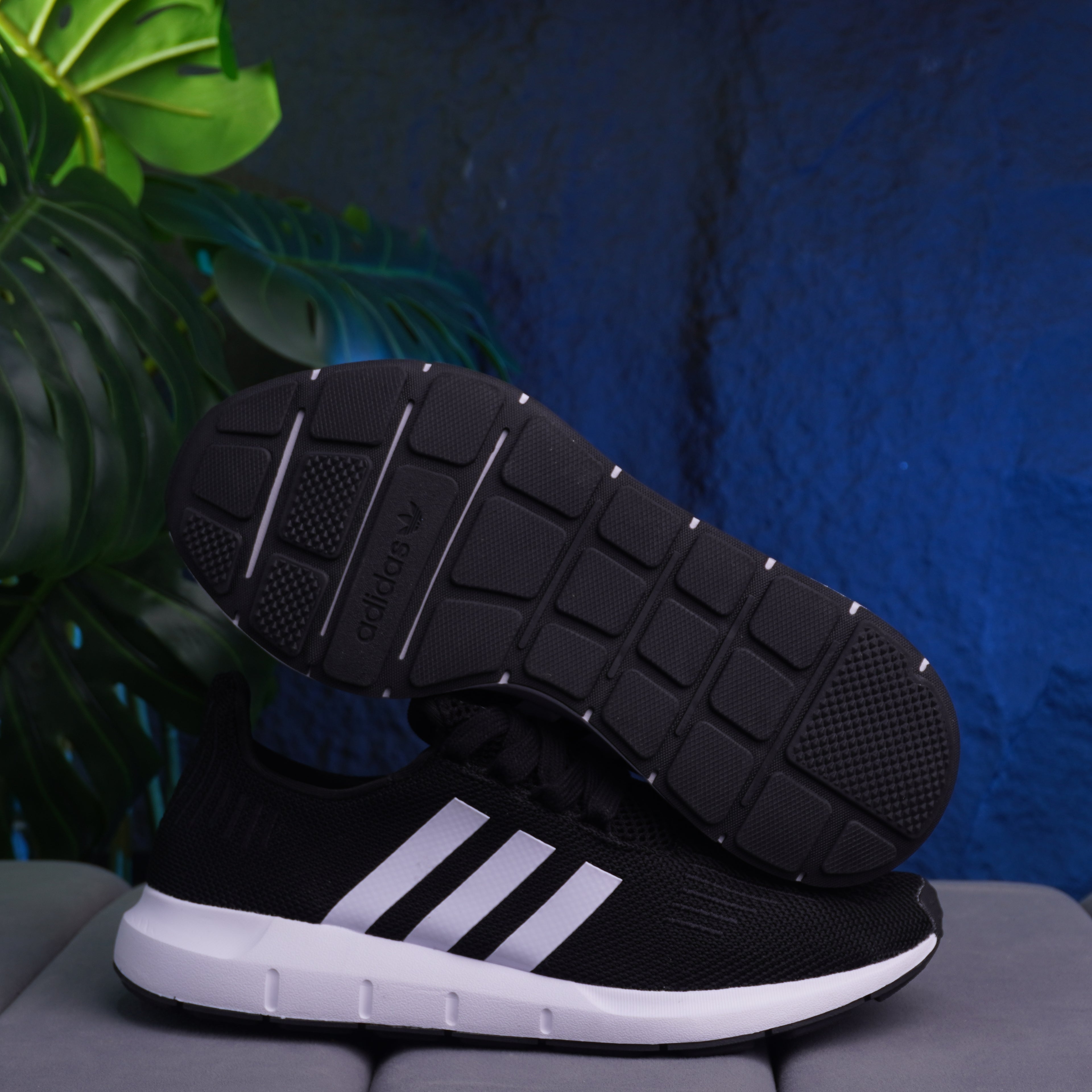 ADIDAS SWIFT CABALLERO NEGRO BLANCO