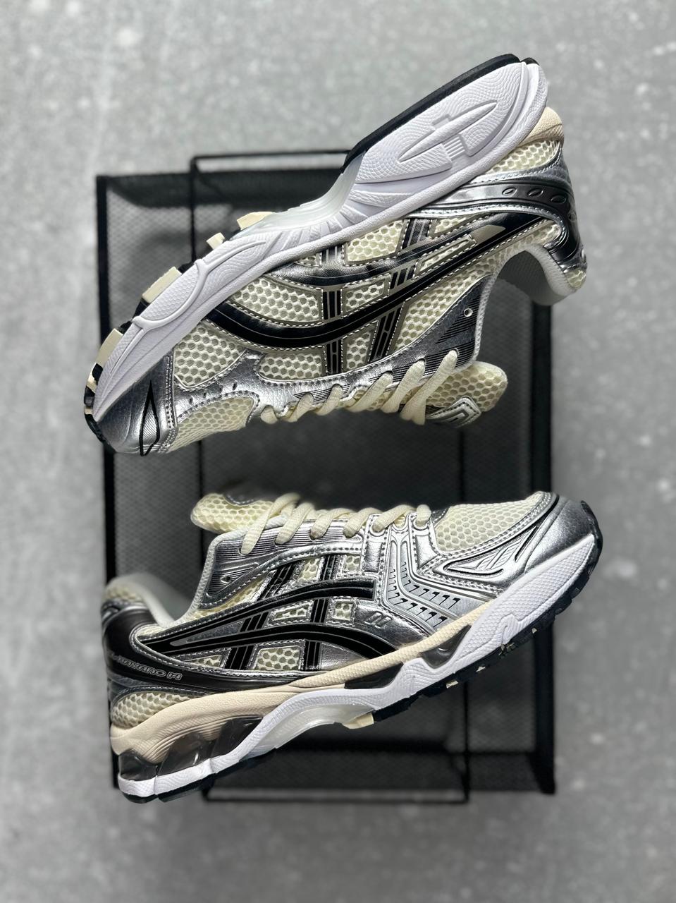 ASICS 2160 DAMA PLATEADO NEGRO