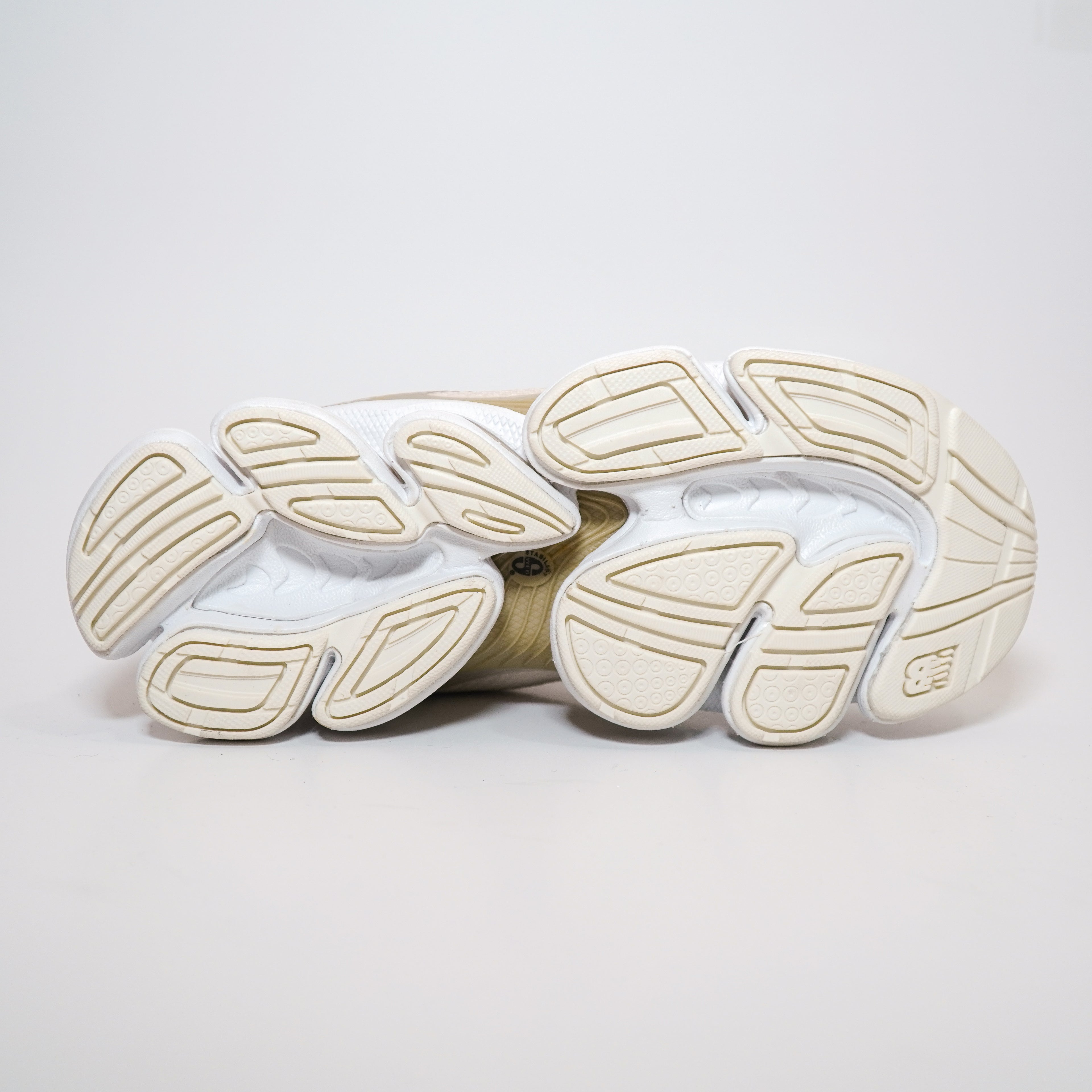 NEW BALANCE 2000 DAMA DORADO BLANCO