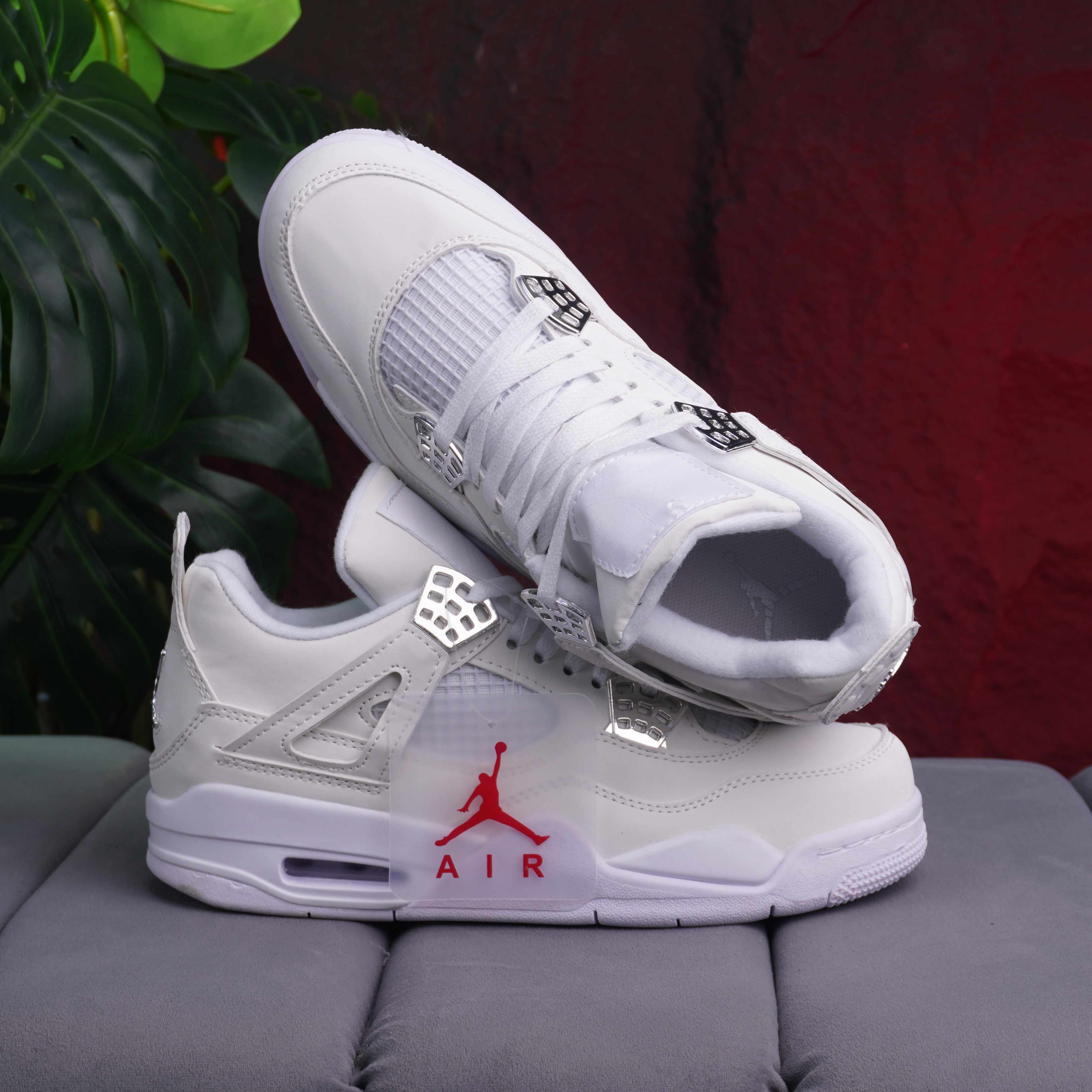 JORDAN RETRO 4 CABALLERO BLANCO PLATEADO