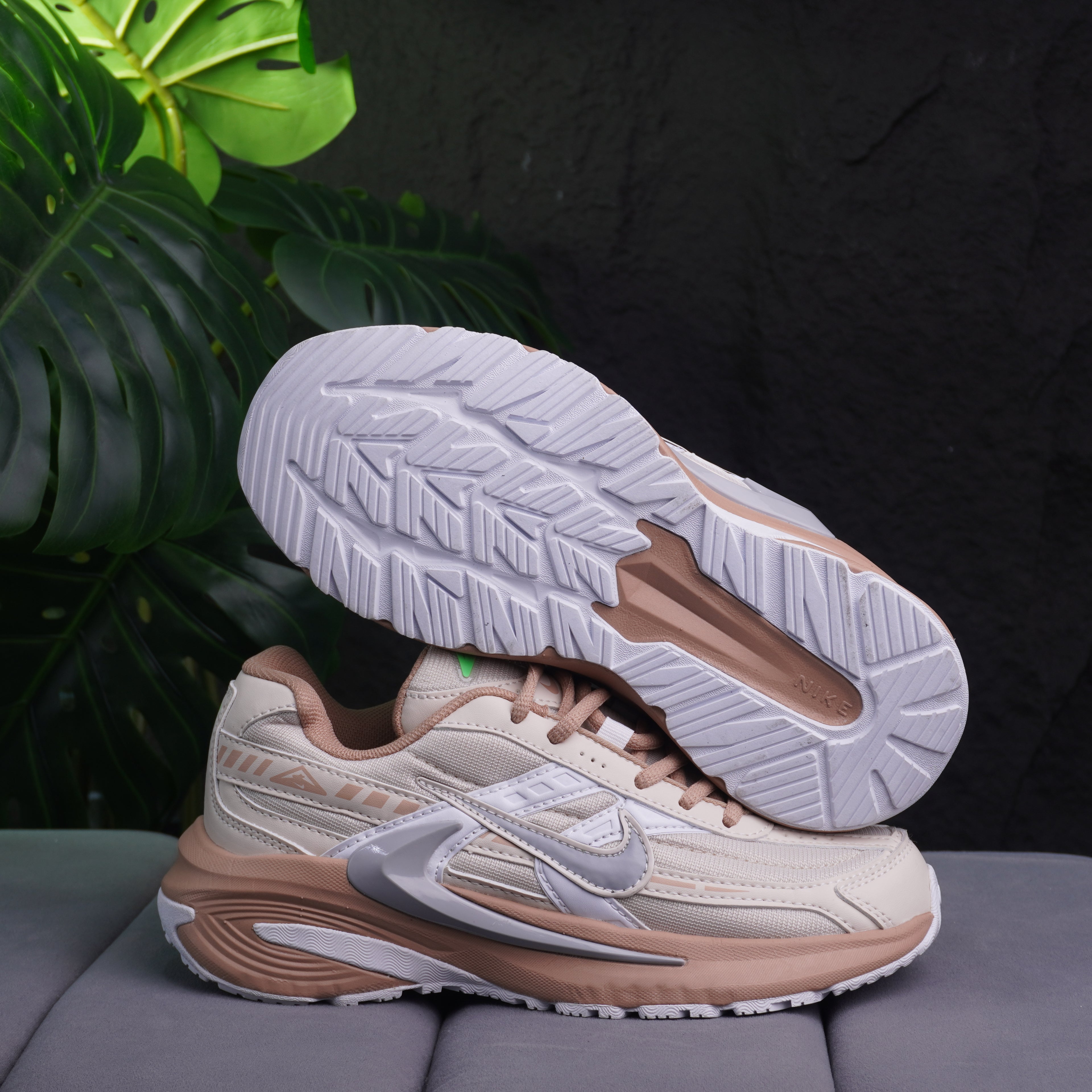 NIKE INITIATOR DAMA BEIGE PALOROSA