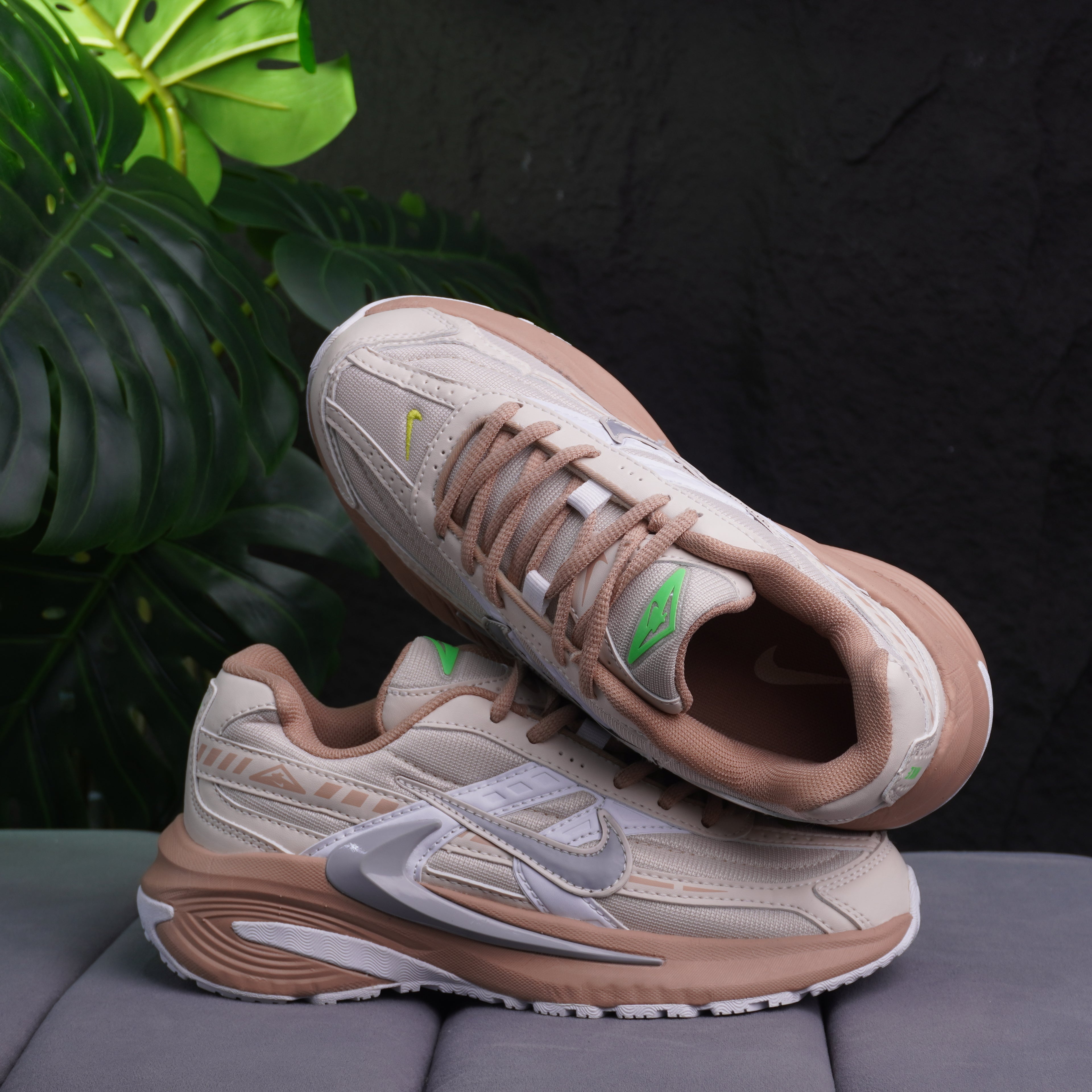NIKE INITIATOR DAMA BEIGE PALOROSA