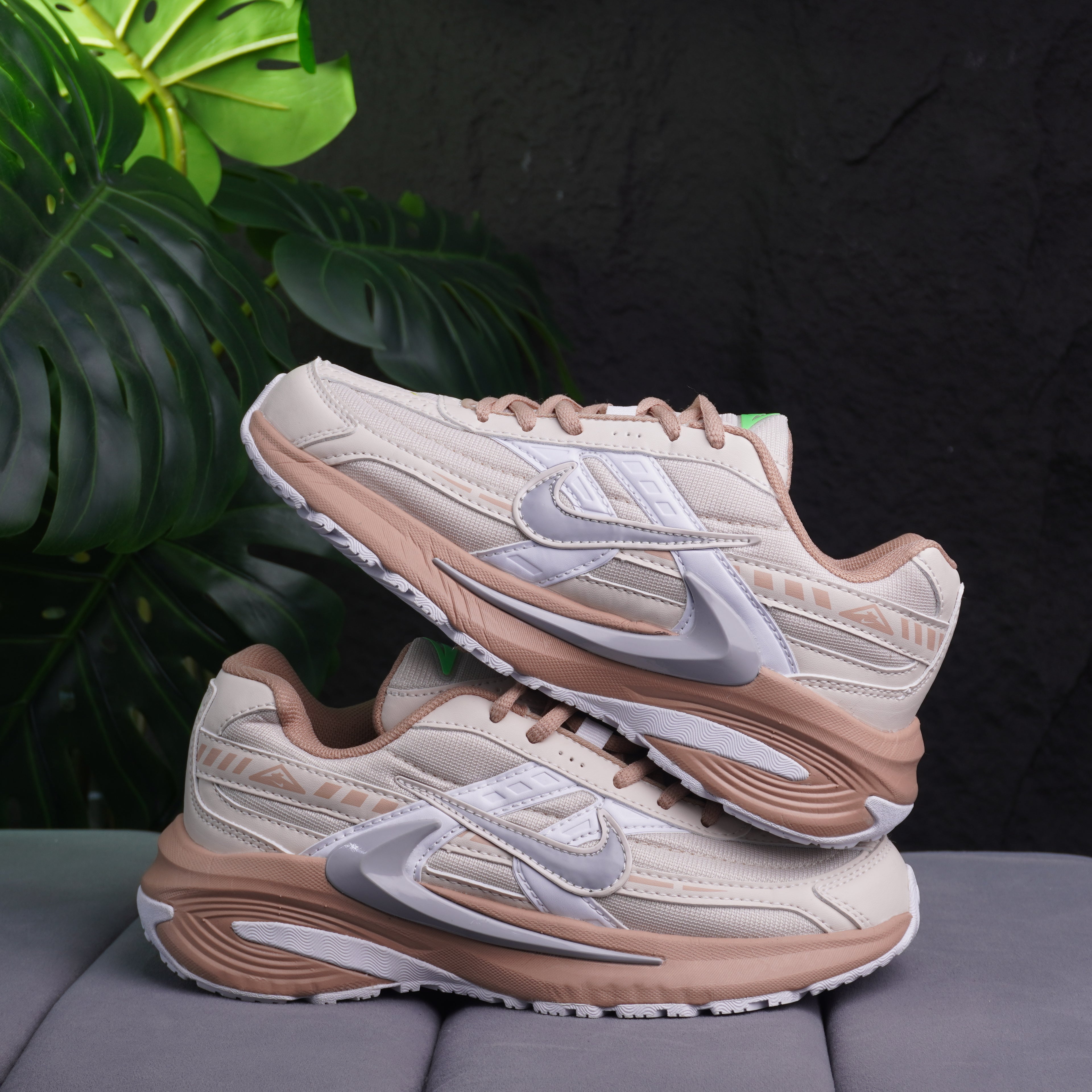 NIKE INITIATOR DAMA BEIGE PALOROSA