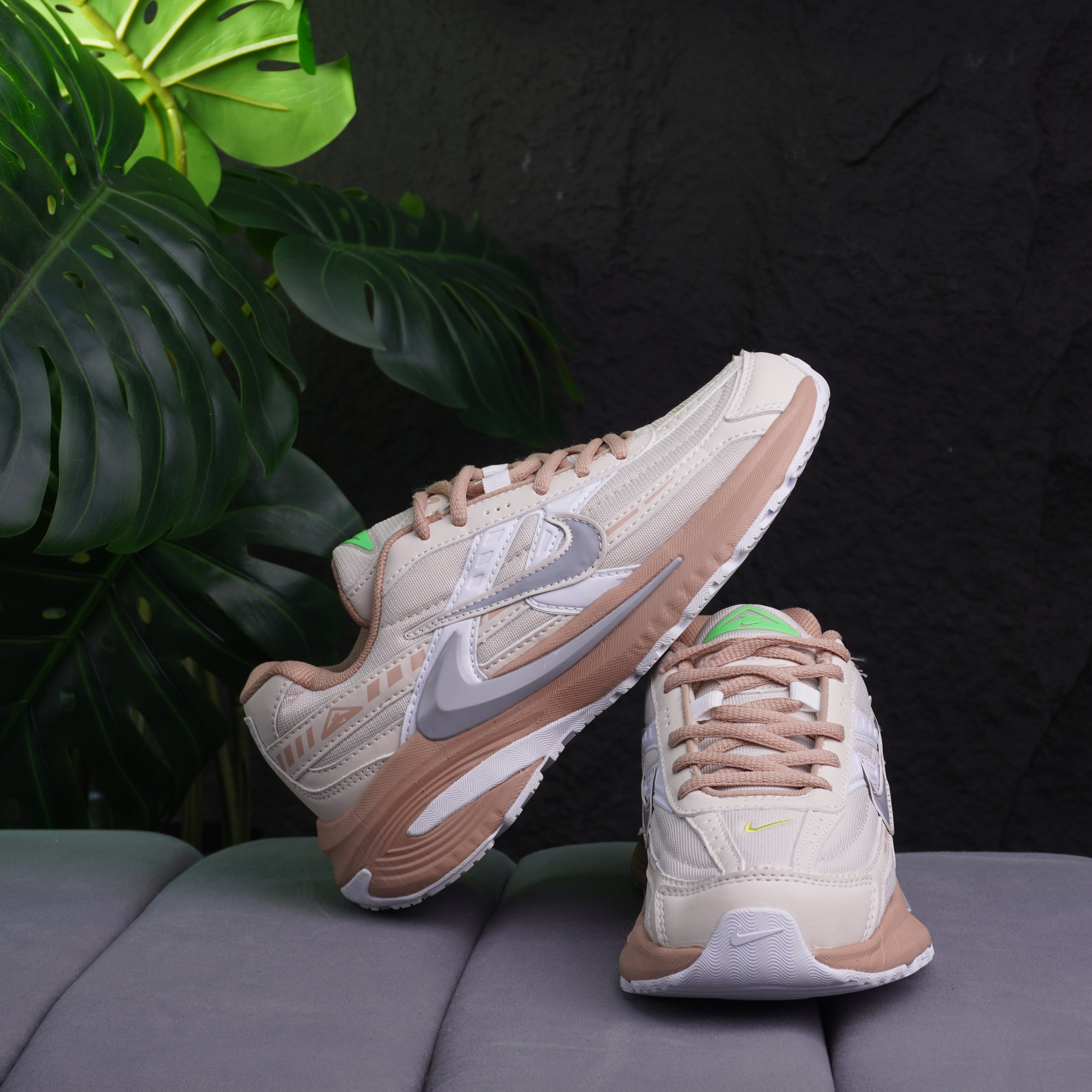 NIKE INITIATOR DAMA BEIGE PALOROSA