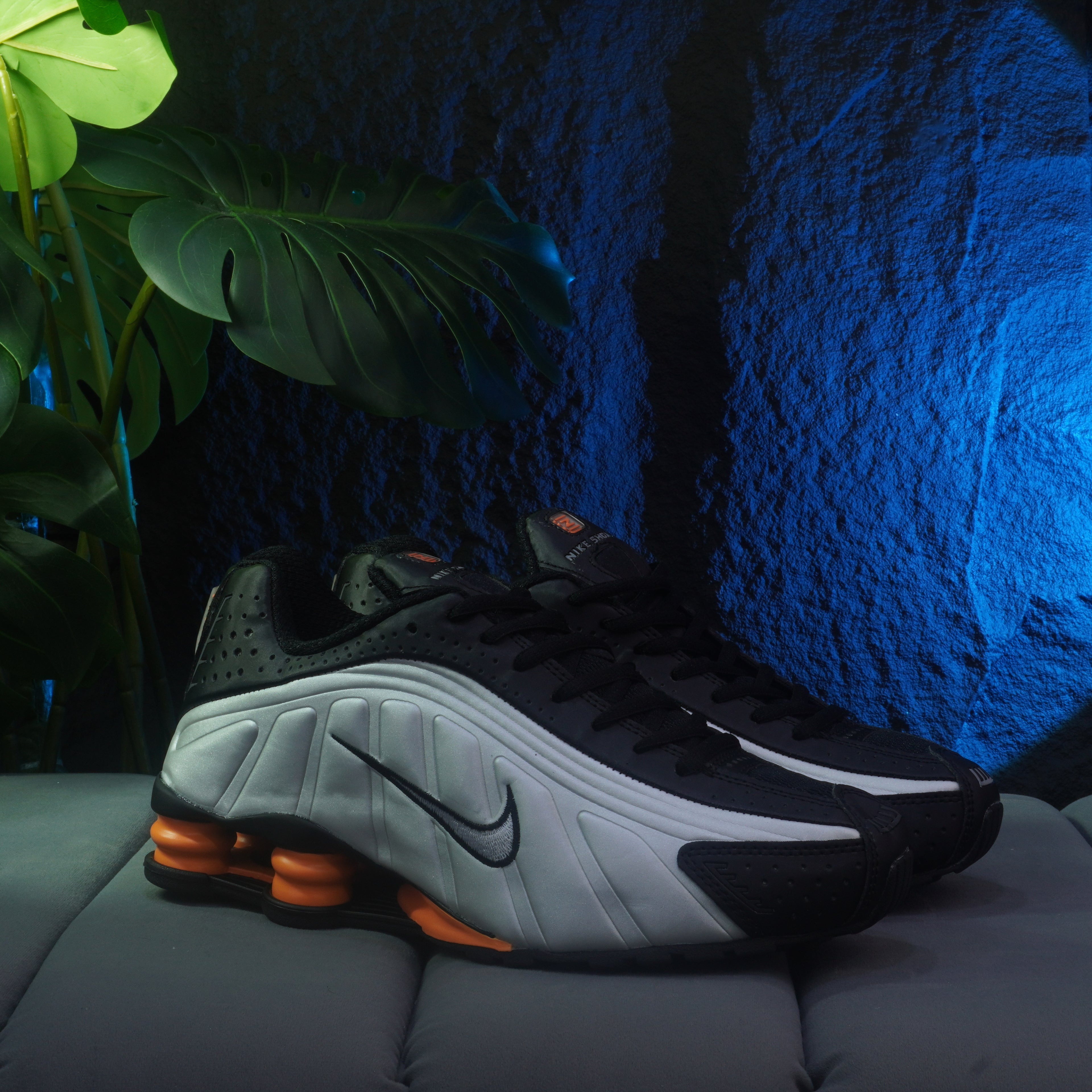 NIKE SHOX R4 CABALLERO NEGRO PLATEADO NARANJA