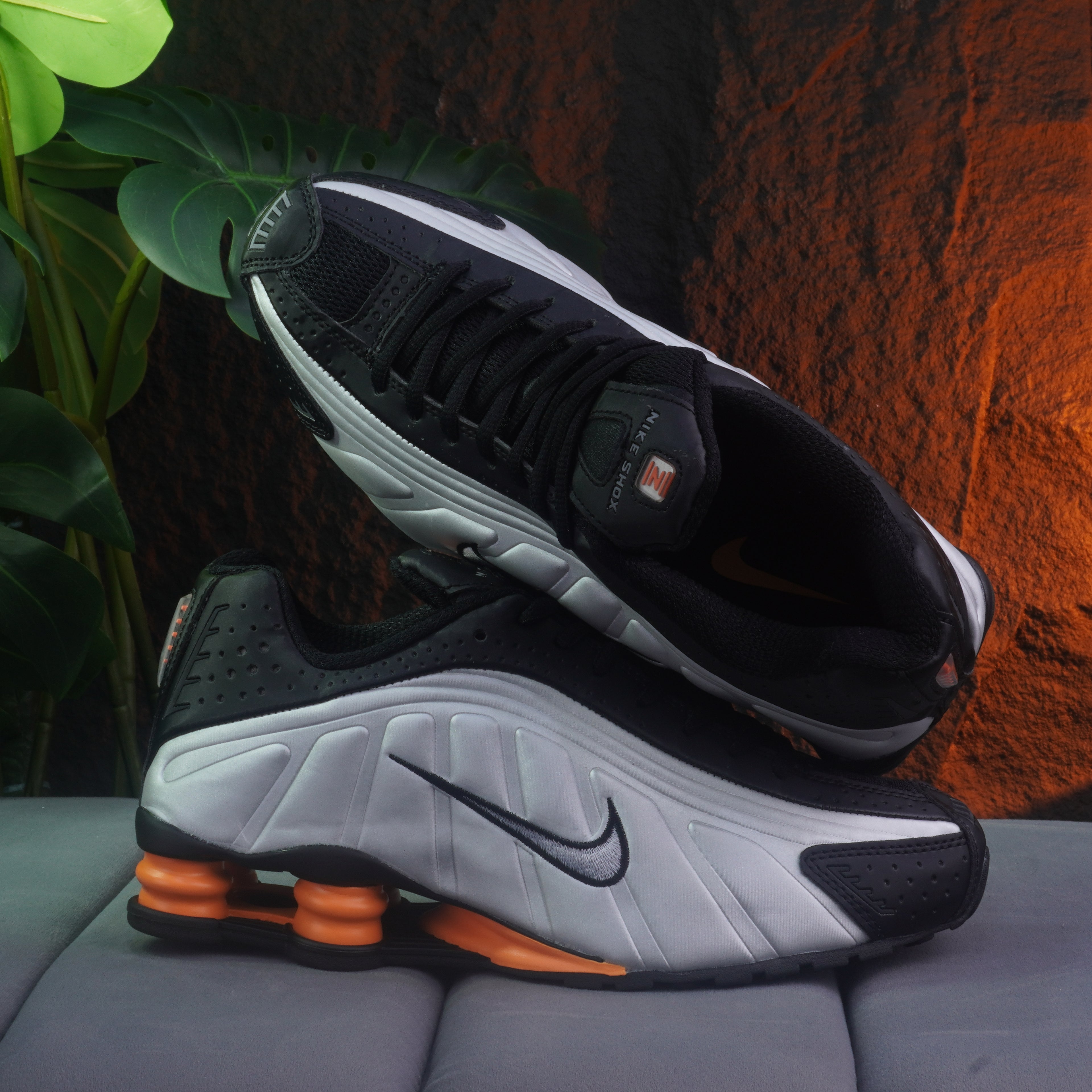 NIKE SHOX R4 CABALLERO NEGRO PLATEADO NARANJA