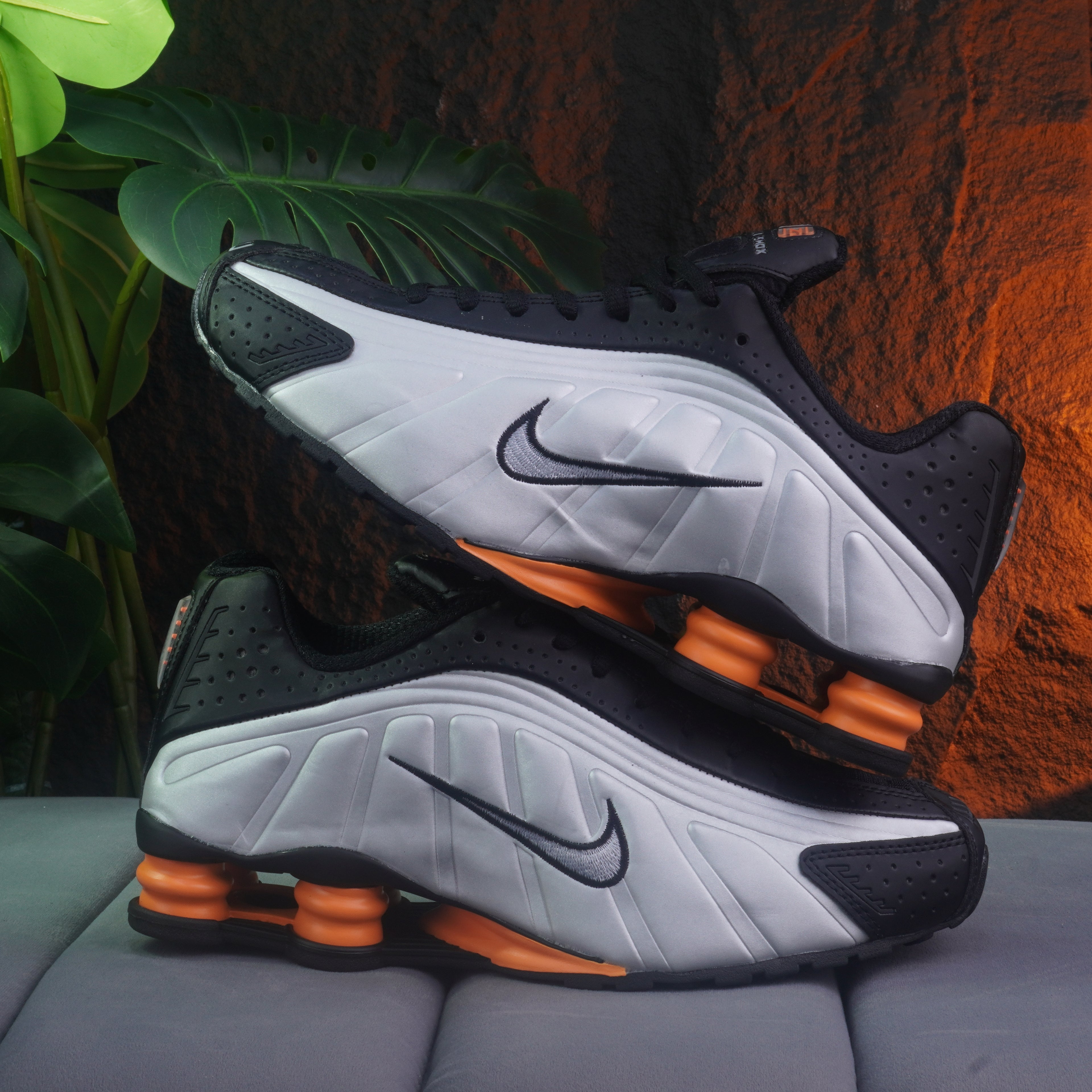 NIKE SHOX R4 CABALLERO NEGRO PLATEADO NARANJA