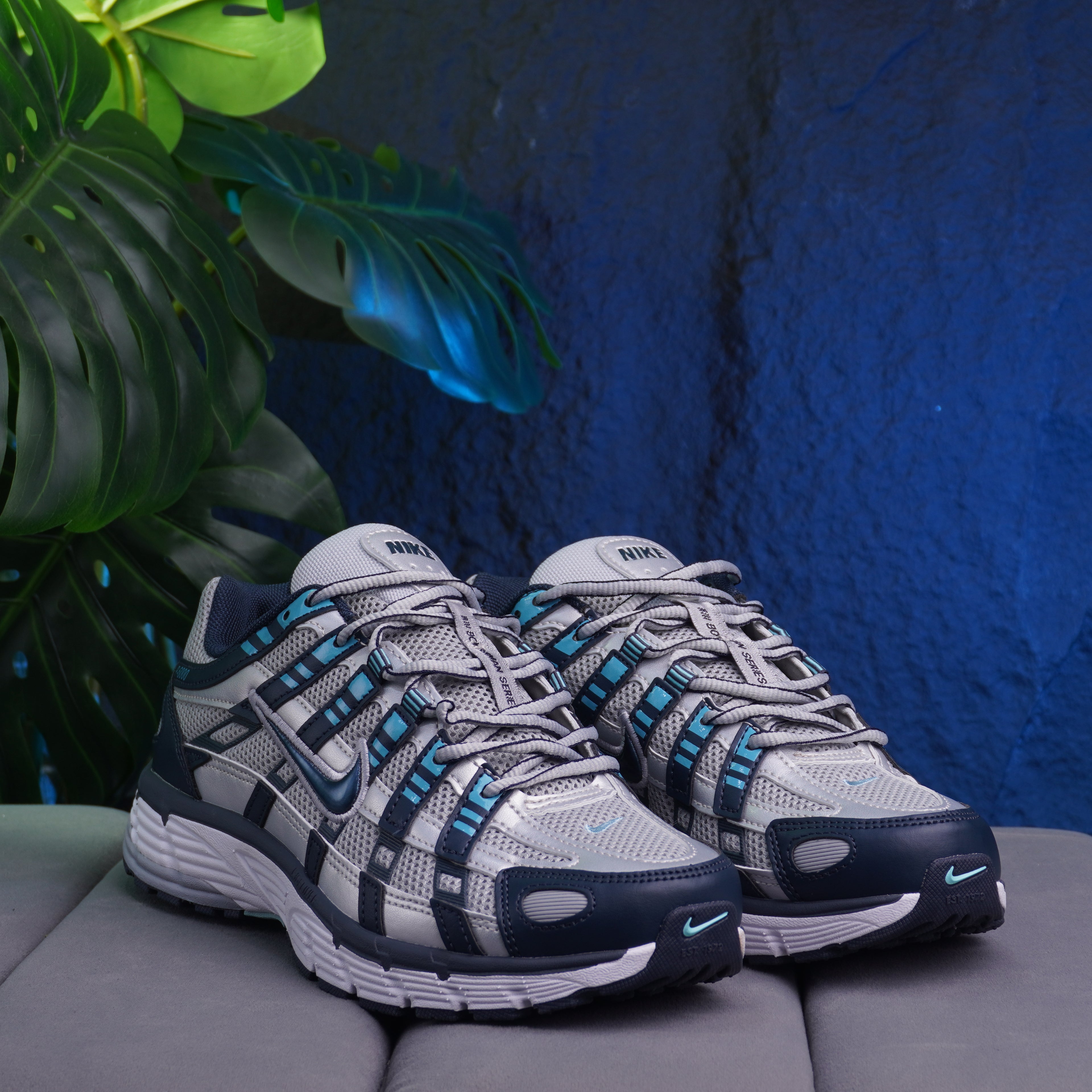 NIKE P-6000 CABALLERO PLATEADO AZUL